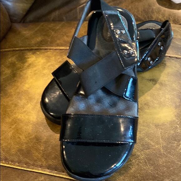 Soft Walk 8.5W patent black slip on sandals - Picture 2 of 10